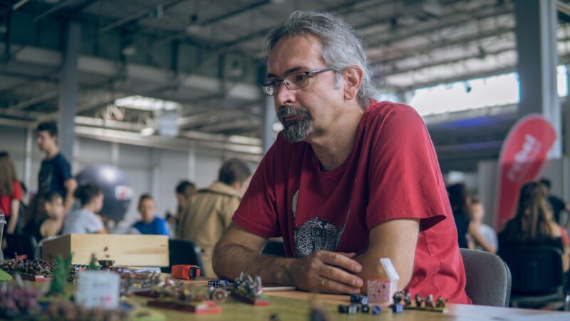 „Raczej podglądam” – wywiad z Marcinem Szmelem